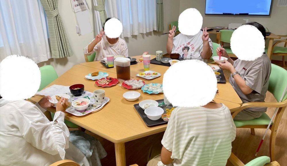 目も合わなかった利用者様が「ただいま」と言ってくれた時、 悩みごとを聞いて笑顔になってくれた時、嬉しくて胸がいっぱいになります。